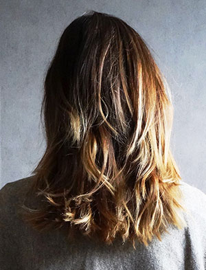 Le Tutoriel du mois : Mon Chignon mi-relevé fleuri, une alternative rapide pour une coiffure ensoleillée