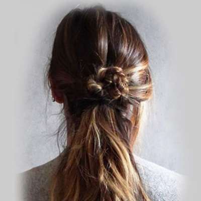 Le Tutoriel du mois : Mon Chignon mi-relevé fleuri, une alternative rapide pour une coiffure ensoleillée
