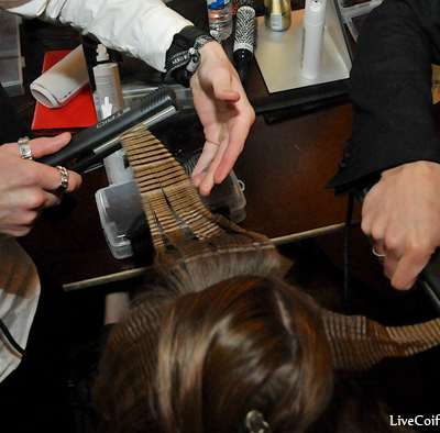 Effets de matière pour les cheveux: la tendance gaufrée