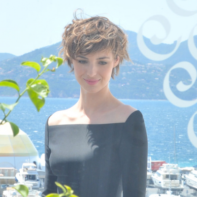 Louise Bourgoin : Un nuevo corte de pelo glamour y sexy