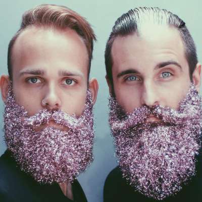 It look de fiesta para los hombres : barbas con purpurinas