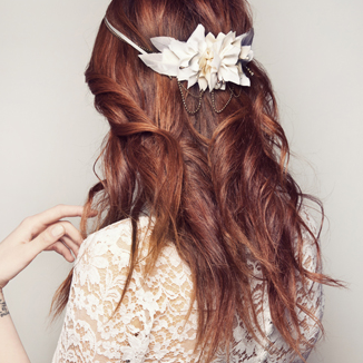 10 accessoires de cheveux pour mariage heureux