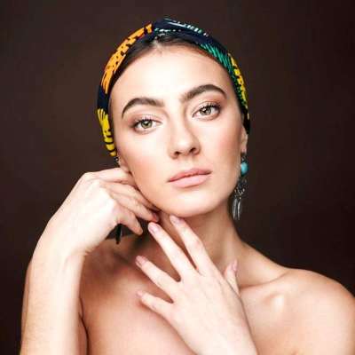 Cheveux courts, style infini : 4 accessoires pour faire la différence
