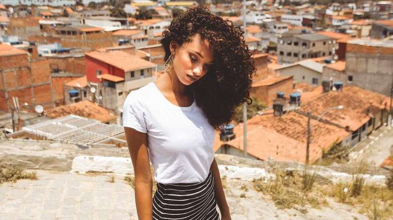 Comment obtenir une brillance ultime avec l'effet gloss ? Astuces pour sublimer votre coupe de cheveux !