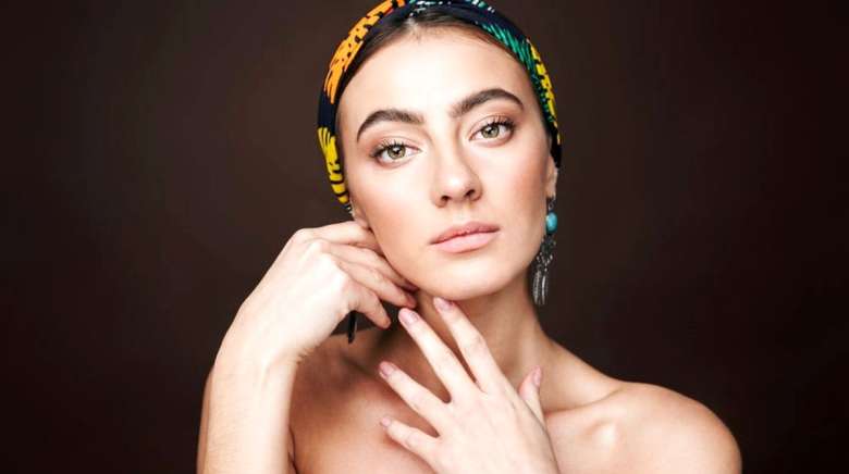 Cheveux courts, style infini : 4 accessoires pour faire la différence