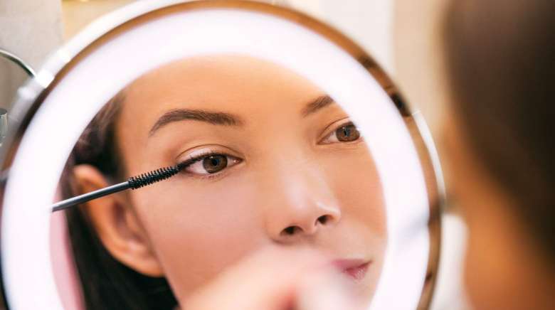 Comment choisir un miroir grossissant pour se maquiller ?