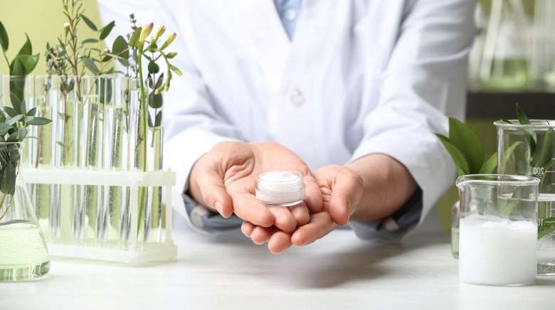 Quelles sont les différences entre les cosmétiques naturels, vegan et biologiques ?