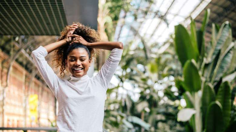 Les accessoires indispensables pour les cheveux crépus