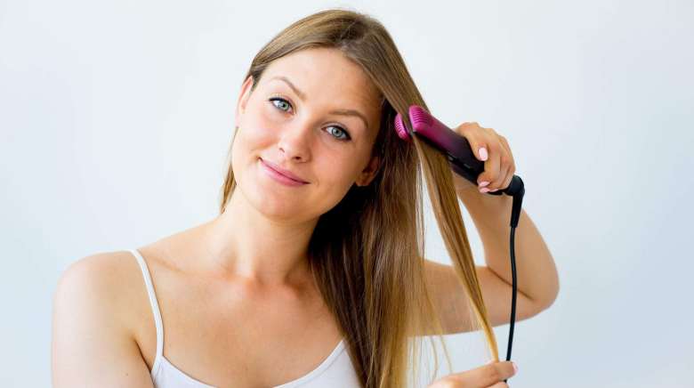 Soins capillaires : Comment faire tenir ses boucles au lisseur ?