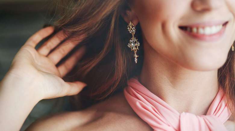 Sublimer votre look avec des boucles d'oreilles assorties à votre coiffure !