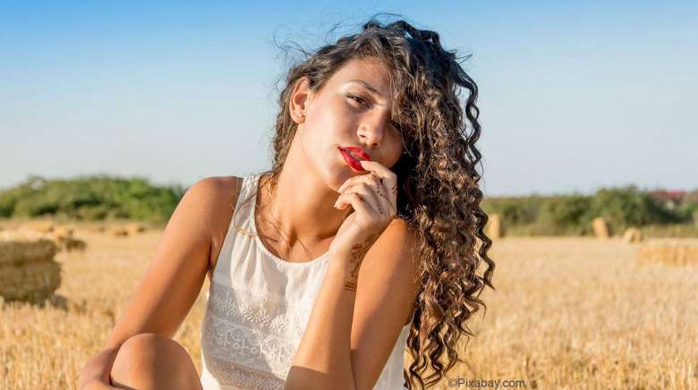 Cheveux bouclés, frisés ou crépus ? Les must-do pour préparer l’été