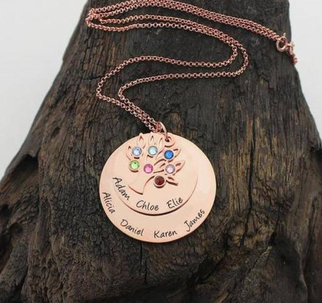 Un collier arbre de vie personnalisable avec 6 prénoms 