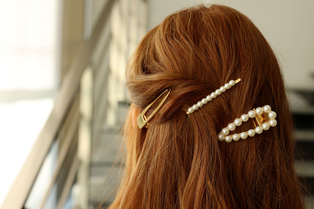 Cheveux courts, style infini : 4 accessoires pour faire la différence