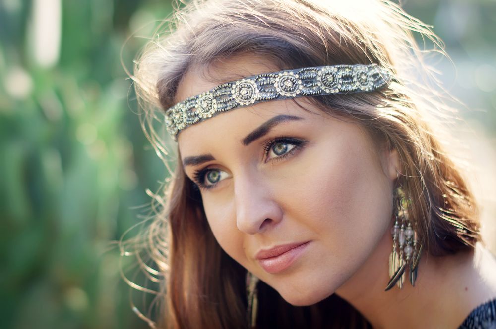 Cheveux courts, style infini : 4 accessoires pour faire la différence