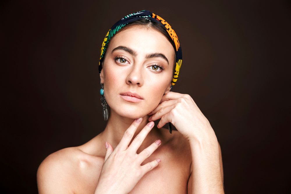 Cheveux courts, style infini : 4 accessoires pour faire la différence
