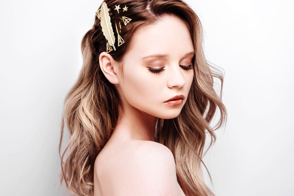 Cheveux courts, style infini : 4 accessoires pour faire la différence