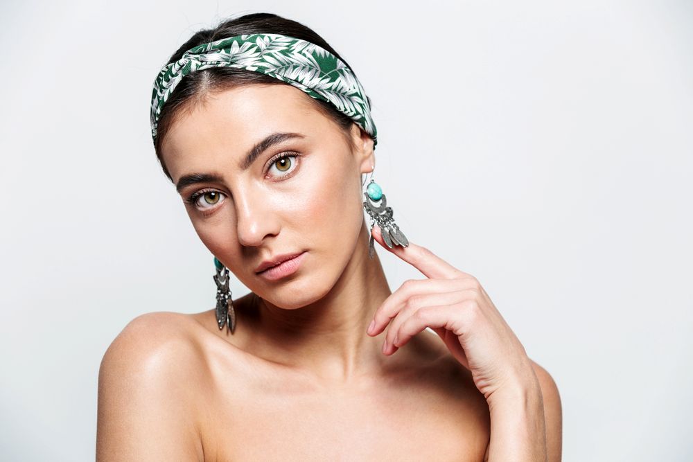 Cheveux courts, style infini : 4 accessoires pour faire la différence